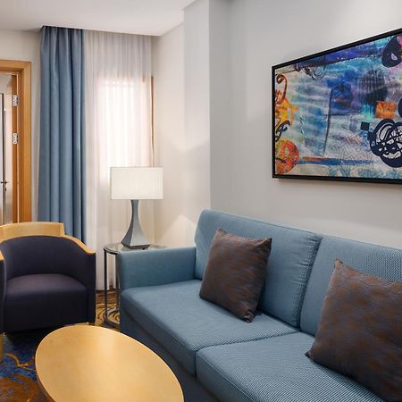 מכה Sheraton Makkah Jabal Al Kaaba Hotel מראה חיצוני תמונה A living room in a suite at the Hilton San Francisco Airport