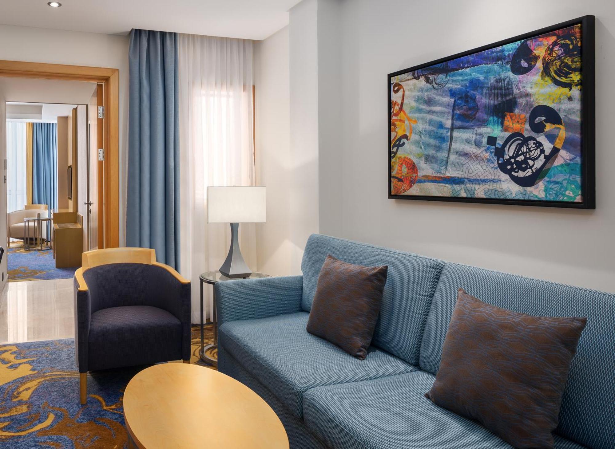 מכה Sheraton Makkah Jabal Al Kaaba Hotel מראה חיצוני תמונה A living room in a suite at the Hilton San Francisco Airport
